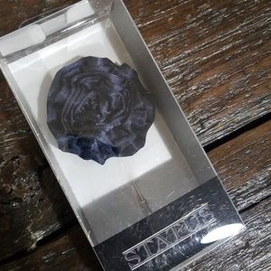 Boutonniere pin NIB 100% poly, silk look.